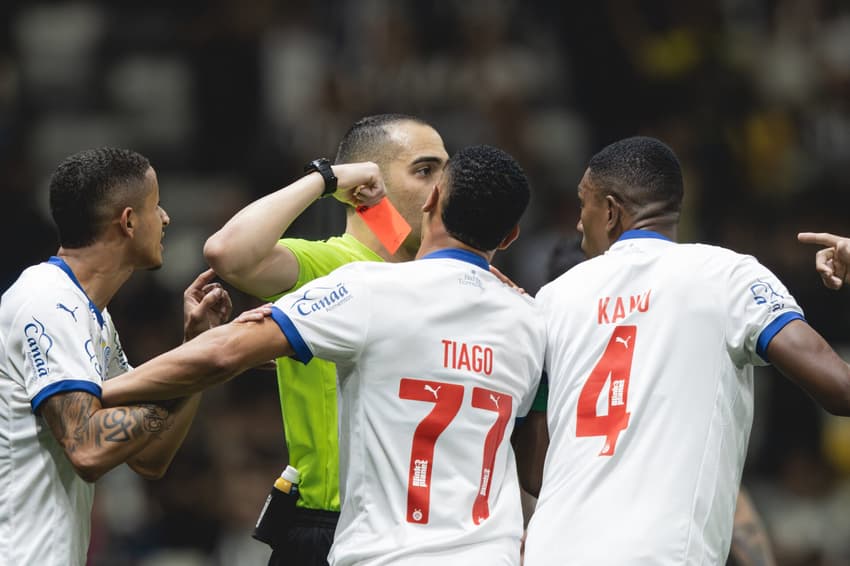 Davi Lacerda aplica cartão vermelho para Kanu, do Bahia, em jogo contra o Atlético-MG