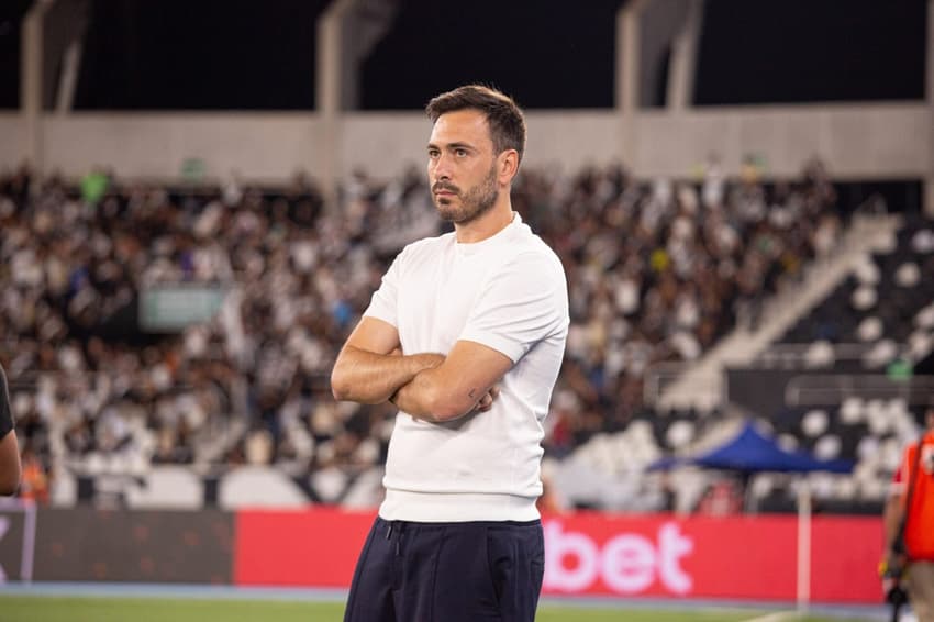 Davide Ancelotti, técnico do Botafogo, à beira do campo em grande vitória sobre o rival Vasco (Foto: Vyctor Santos / Pera Photo Press)