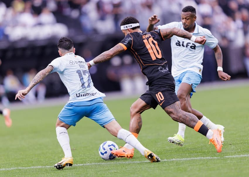 Gustavo Gomes e Memphis Depay marcaram pelo Corinthians contra o Grêmio (Foto: Vilmar Bannach/Ekobanpress/Gazeta Press) <br>