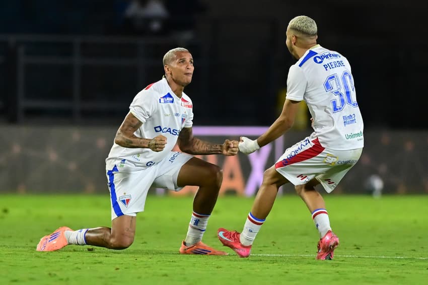 Deyverson celebra vitória do Fortaleza sobre o RB Bragantino, pelo Brasileirão (Foto: Eduardo Carmim/Photo Premium/Gazeta Press)