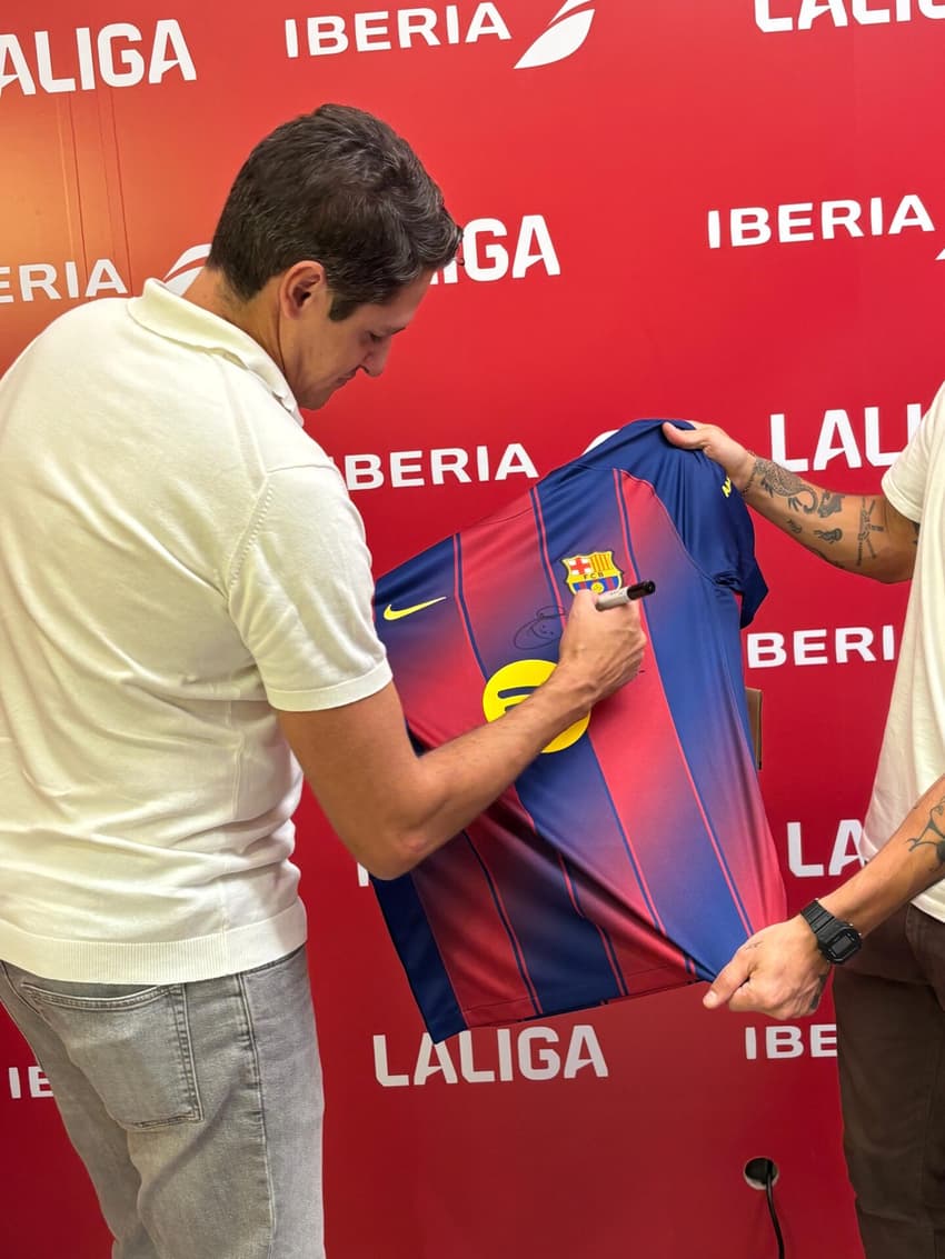 Edmílson assinando a camisa do Barcelona, em evento de La Liga (Foto: Lance!/Tiago Mendes)