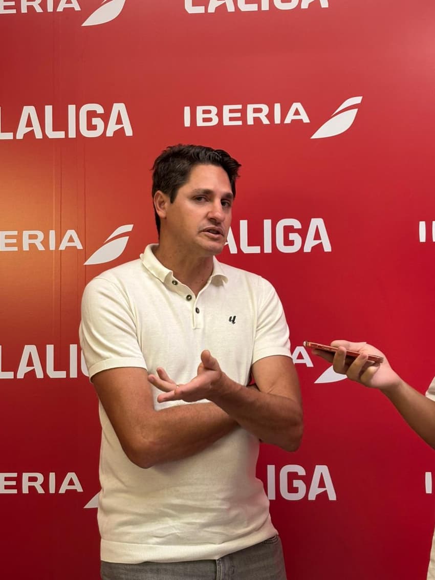 Edmílson, em entrevista ao Lance! (Foto: Lance!/Tiago Mendes)