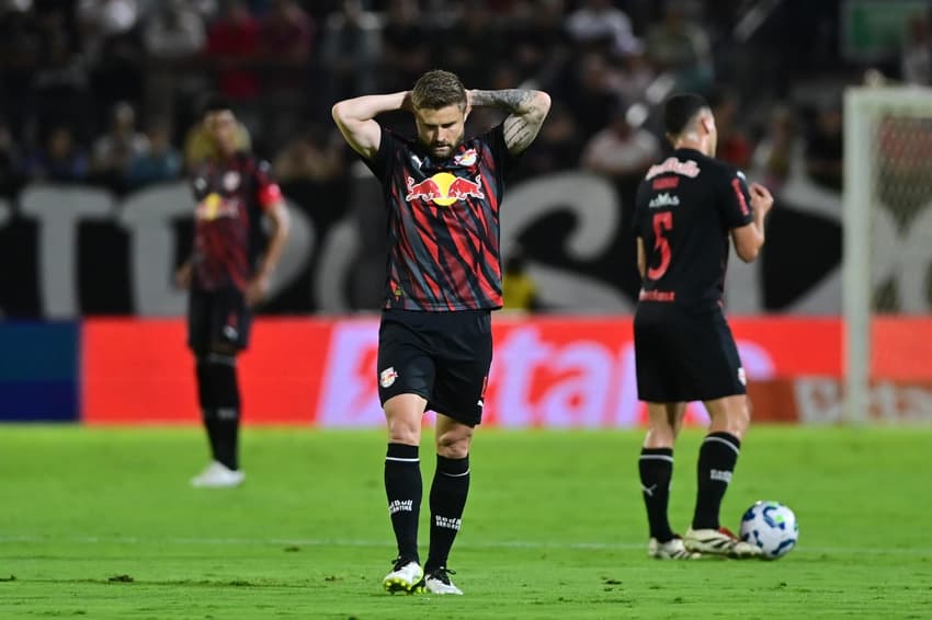 Eduardo Sasha perdeu duas grandes chances no primeiro tempo (Foto: Eduardo Carmim/Gazeta Press)