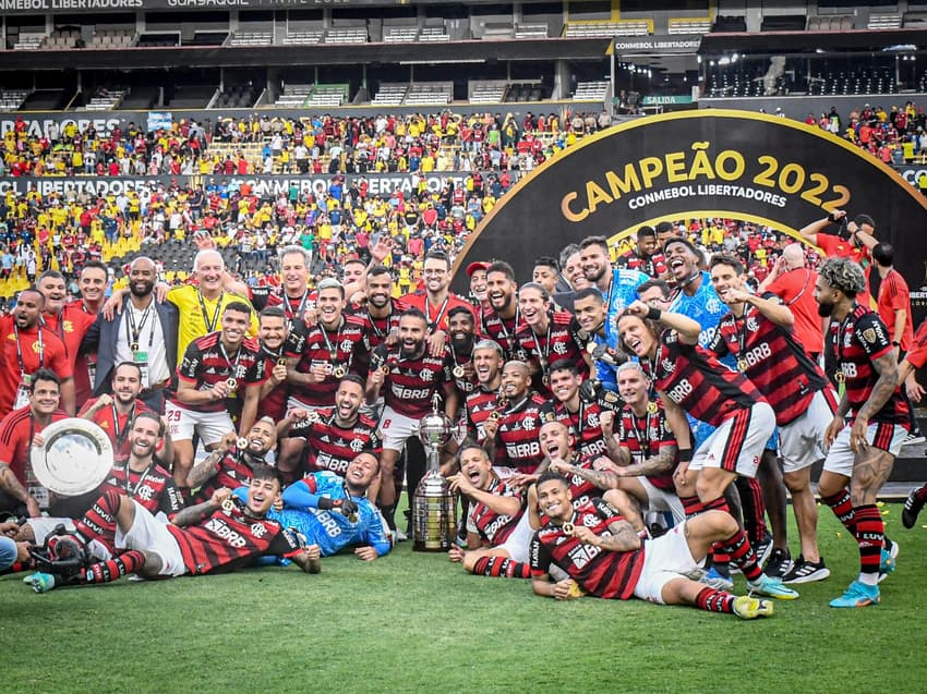 Elenco do Flamengo de 2022 posa com a taça da Libertadores
