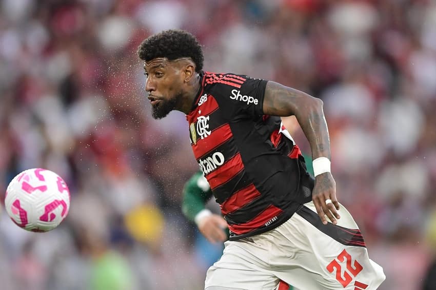 Emerson Royal, lateral-direito do Flamengo, em ação no Brasileirão (Foto: Thiago Ribeiro / Agif / Gazeta Press)