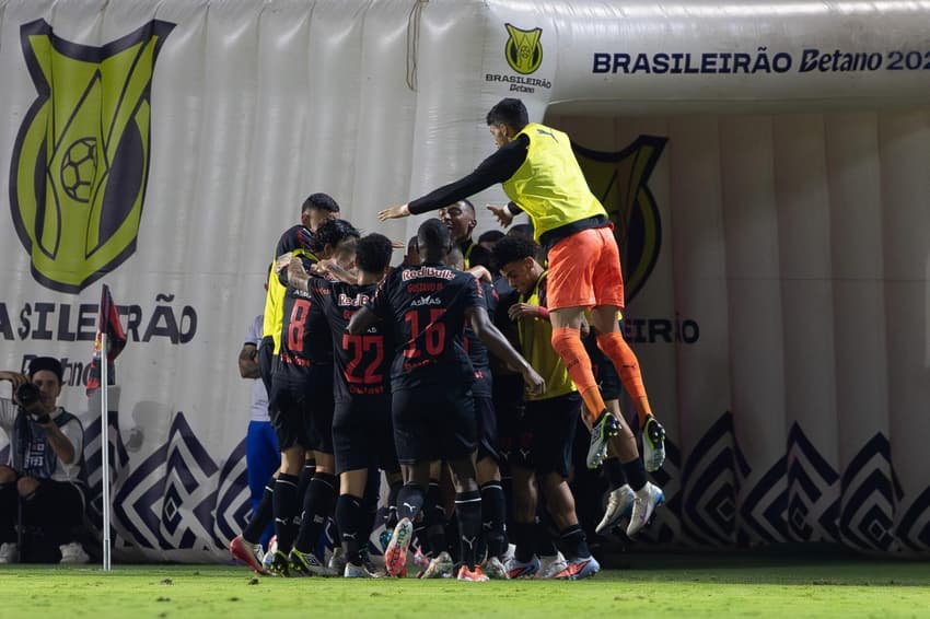 Equipe do Bragantino comemora segundo gol Foto: Joisel Amaral/GazetaPress