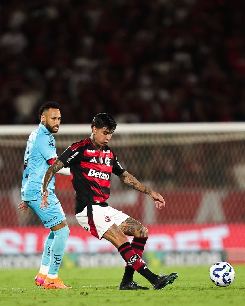 Erick Pulgar e Neymar durante Flamengo x Santos pelo Brasileirão (Foto: Gilvan de Souza/Flamengo)