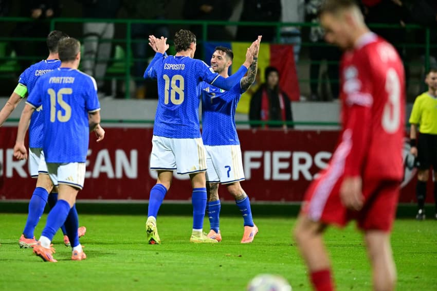 Esposito comemora gol marcado pela Itália sobre a Moldávia