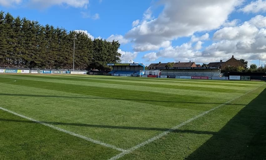 Estádio do AFC Rushden & Diamonds, onde partida foi paralisada após denúncia de assédigo dirigido à árbitra (Foto: Reprodução Instagram/@afcrd)