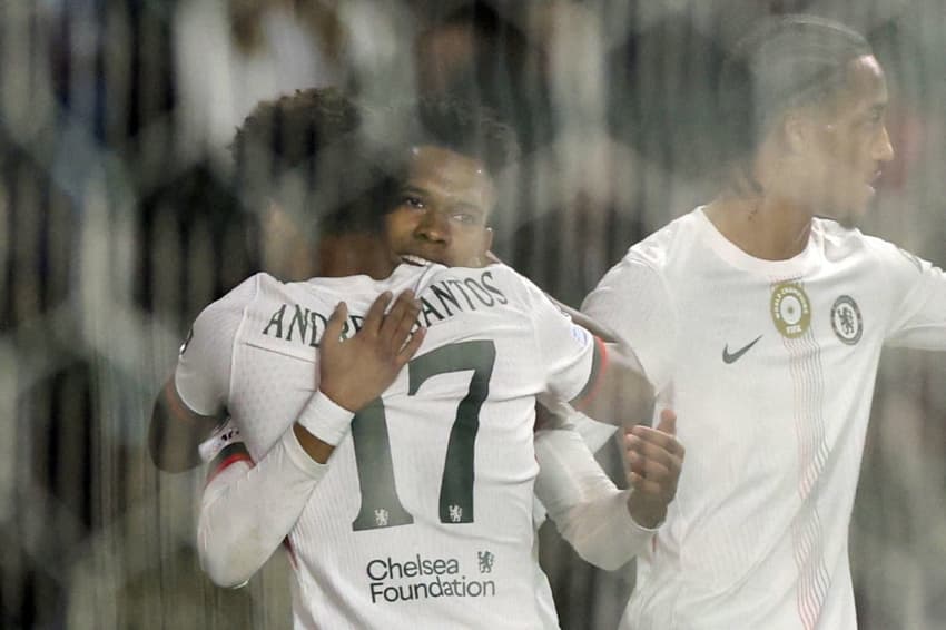 Estêvão, do Chelsea, comemora após marcar o primeiro gol da equipe na partida contra o Qarabag (Foto: Giorgi Arjevanidze/AFP)