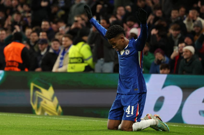 Estêvão, do Chelsea, ajoelhado. (Foto: Adrian Dennis / AFP)