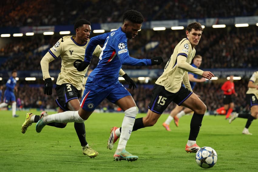 Estêvão em ação no duelo entre Chelsea e Barcelona, na Champions League (Foto: Adrian Dennis/AFP)