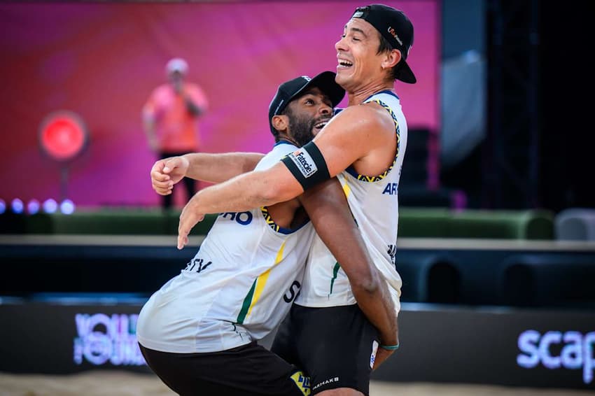 Evandro e Arthur Lanci nas quartas do Mundial de Vôlei de Praia (Foto: Volleyball World)