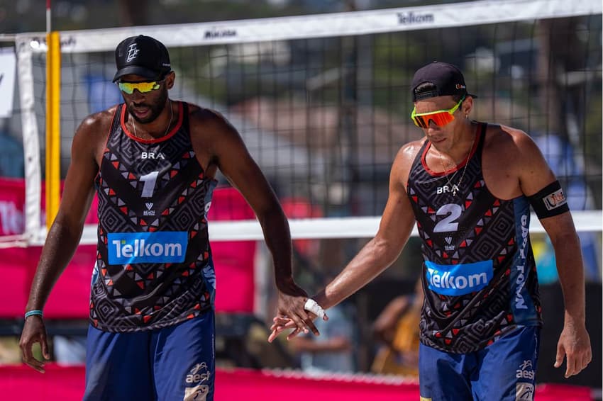 Evandro e Arthur Lanci no Elite 16 na Cidade do Cabo (Foto: Volleyball World)