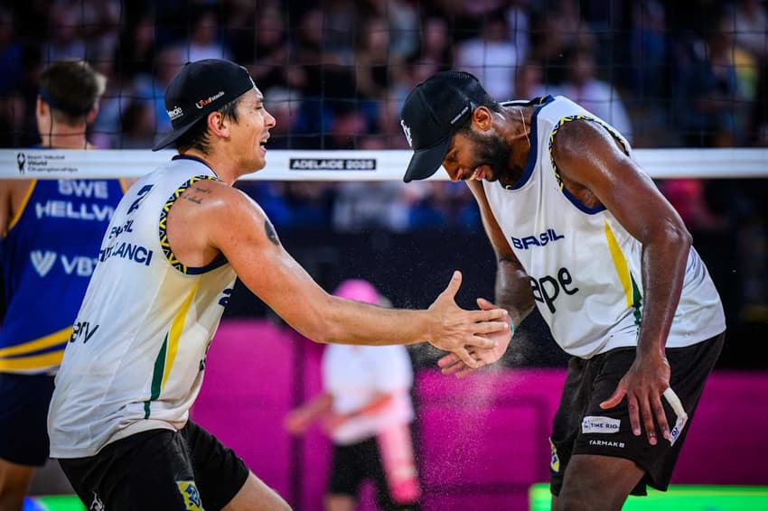Evandro e Arthur Lanci no Mundial de Vôlei de Praia (Foto: Volleyball World)