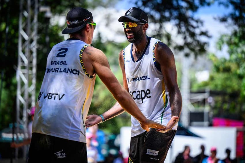 Evandro e Arthur Lanci no Mundial de Vôlei de Praia (Foto: Volleyball World)