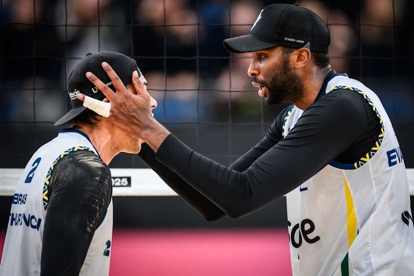 Evandro e Arthur Lanci se classificam para o mata-mata do Mundial de Vôlei de Praia (Foto: Voleyball World)