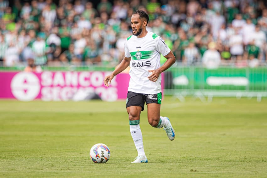 Everaldo carrega Coritiba para o ataque em jogo da Série B (Foto: Vinicius Do Prado / Agencia F8 / Gazeta Press)
