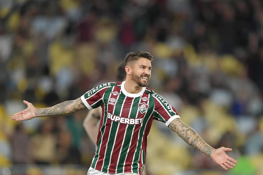 Everaldo comemora seu gol pelo Fluminense contra o Grêmio pelo Brasileirão
