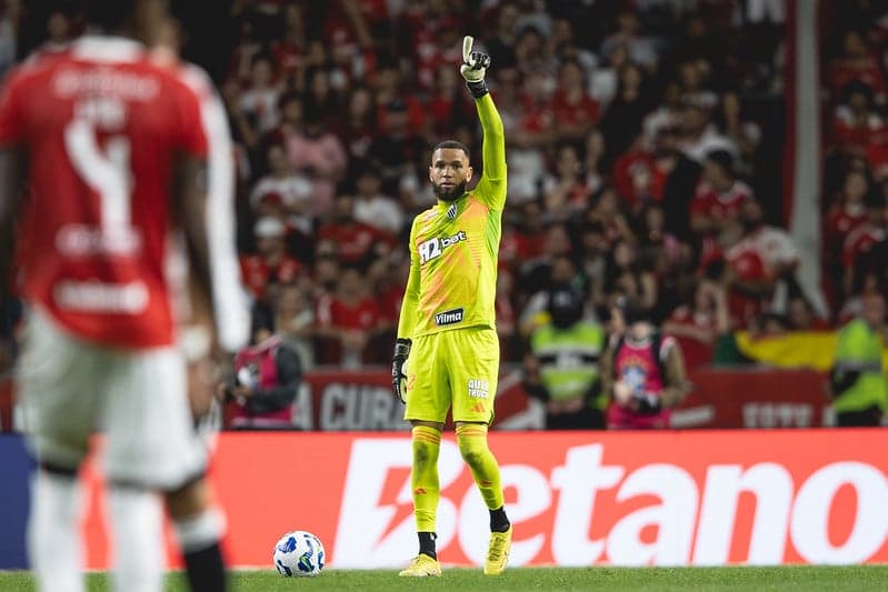 Éverson contra o Inter (Foto: Pedro Souza / Atlético)