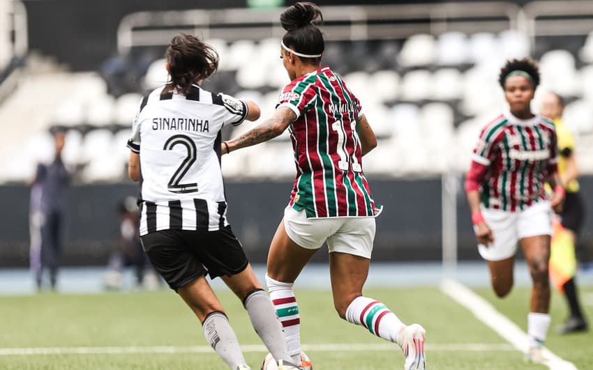 Jogadoras de Botafogo e Fluminense em campo na semifinal do Carioca Feminino