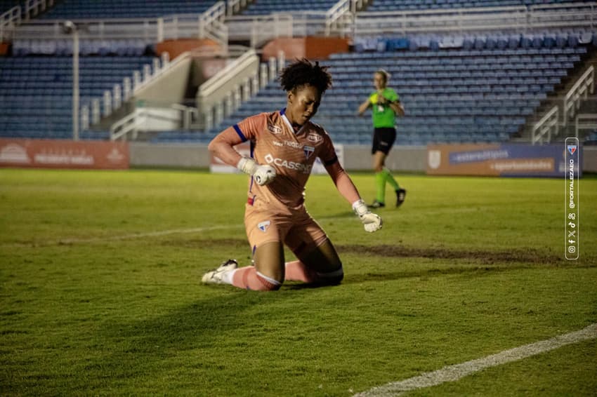 Goleira Lorrana comemora título do Fortaleza. (Foto: João Moura/Fortaleza EC)