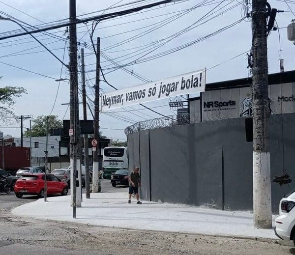 Faixa no CT Rei Pelé pede para Neymar focar em ajudar o Santos em campo. (Foto: Reprodução/ Internet)