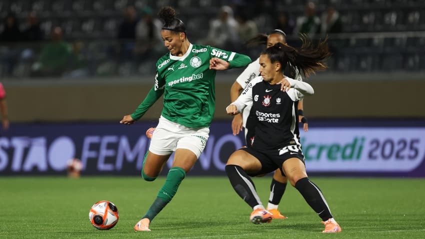 Amanda Gutierres e Mariza disputam bola em Palmeiras x Corinthians feminino. (Foto:  Fabio Menotti/Palmeiras/by Canon)
