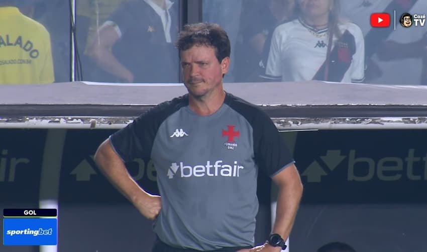 Fernando Diniz fica chateado com lance em Vasco 0 x 2 São Paulo (Foto: Reprodução/CazéTV)