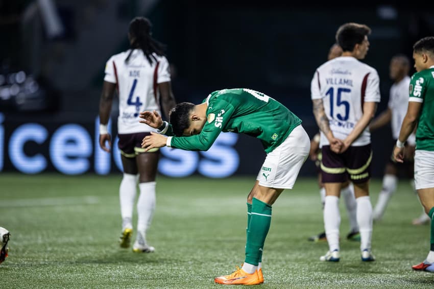Flaco Lopez lamenta chance na Partida entre Palmeiras x LDU, pela semifinal da Copa Libertadores 2025, realizada no Allianz Parque, em Sao Paulo, nesta quinta (30) (Foto: JHONY INACIO/Agencia Enquadrar/Gazeta Press)