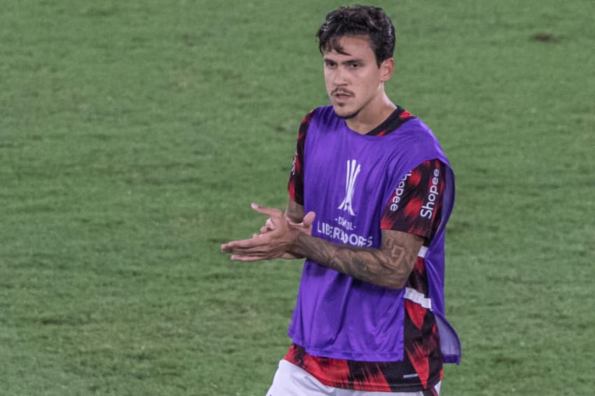 Pedro aplaude companheiros e torcida após jogo entre Flamengo e Racing na Libertadores (Foto: Maga Jr / Agência F8 / Gazeta Press)