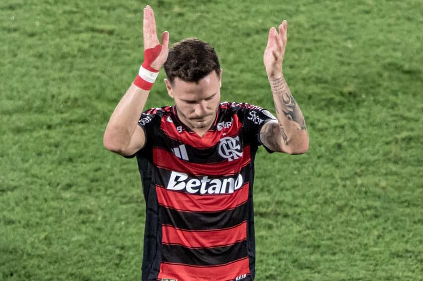 Saúl recebe aplausos da torcida em jogo do Flamengo (Foto: Maga Jr / Agência F8 / Gazeta Press)