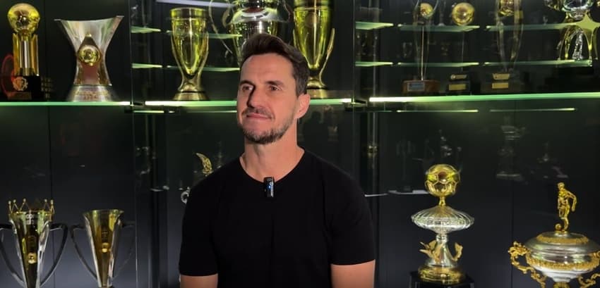 Sávio, ex-jogador do Flamengo, no museu da Gávea (Foto: Lance!)