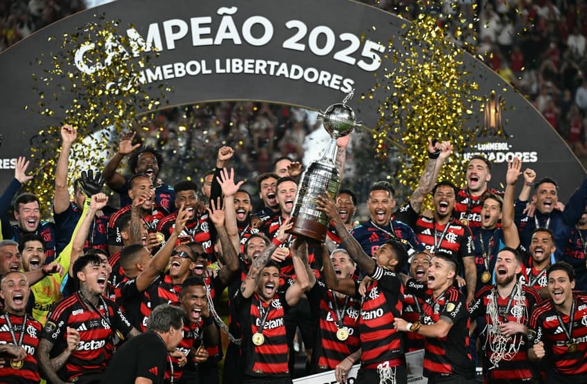 Jogadores do Flamengo levantam o troféu após vencer a final da Libertadores (Foto: Luis Acosta/AFP)