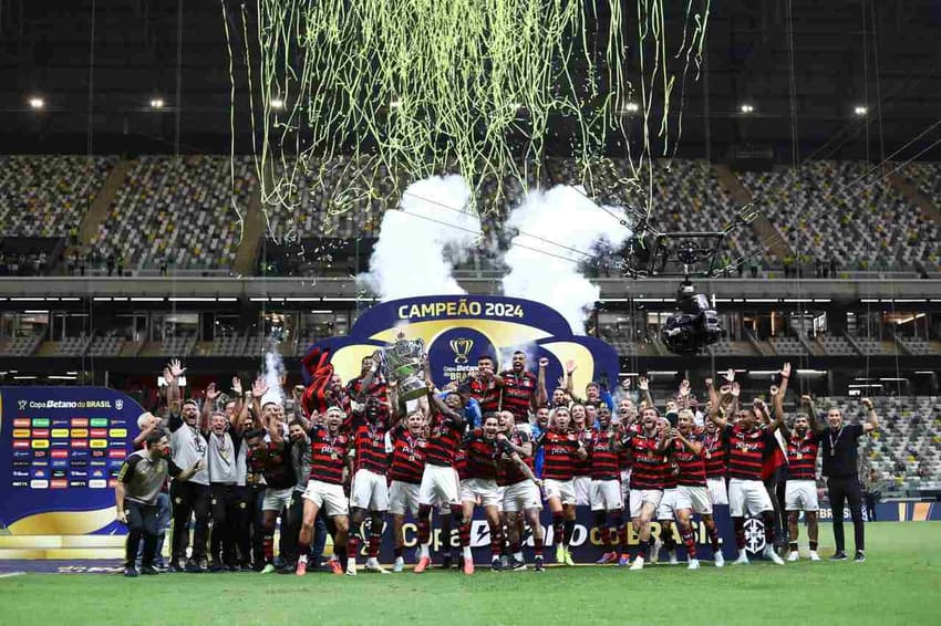 Flamengo levantando troféu da Copa do Brasil 2024 na Arena MRV (Foto:  Marcelo Cortes/ Flamengo)