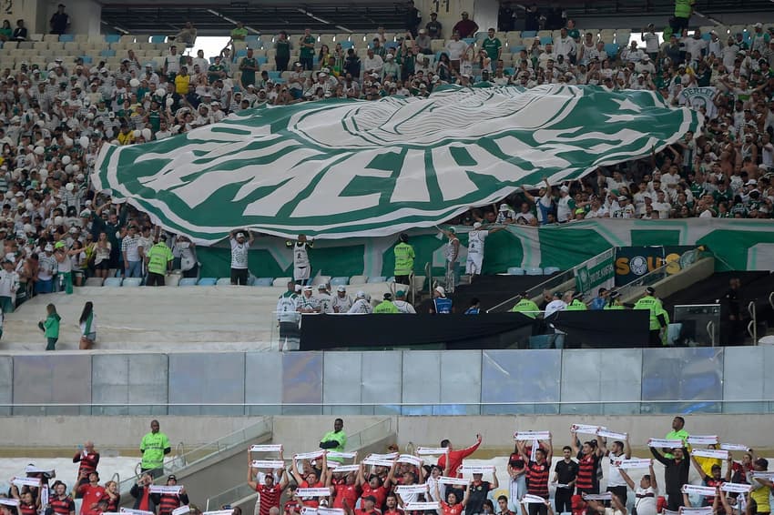 Torcidas de Palmeiras e Flamengo em jogo entre as equipes pelo Brasileirão no Maracanã (Foto: Dhavid Normando / Código19 / Gazeta Press)