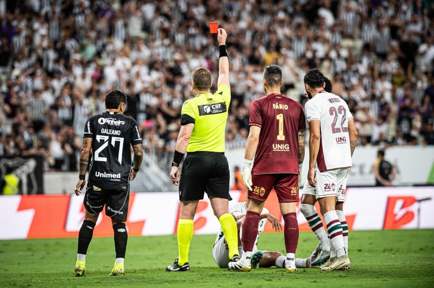 Ignácio, do Fluminense, foi expulso no segundo tempo do jogo contra o Ceará pelo Brasileirão