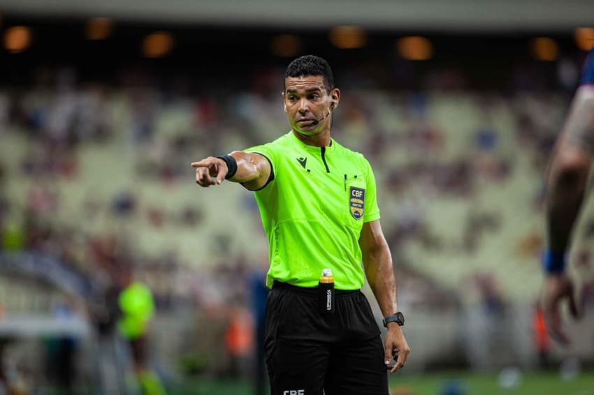 Arbitragem na partida entre Fortaleza e Grêmio, pelo Brasileirão (Foto: Stefania Lima/Pera Photo Press/Gazeta Press)