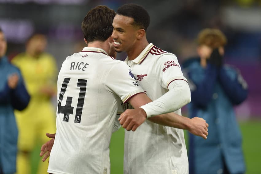 Gabriel Magalhães e Rice comemoram vitória do Arsenal sobre o Burnley, pela Premier League