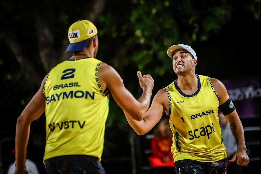 George e Saymon no Mundial de Vôlei de Praia 2025 (Foto: Volleyball World)