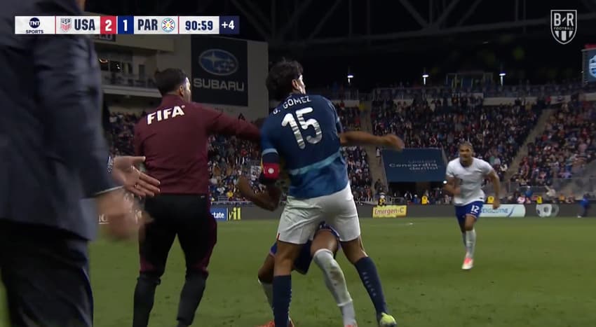 Gustavo Gómez, do Palmeiras, estava em momento inicial da briga em Estados Unidos e Paraguai (Foto: Reprodução X/@brfootball)