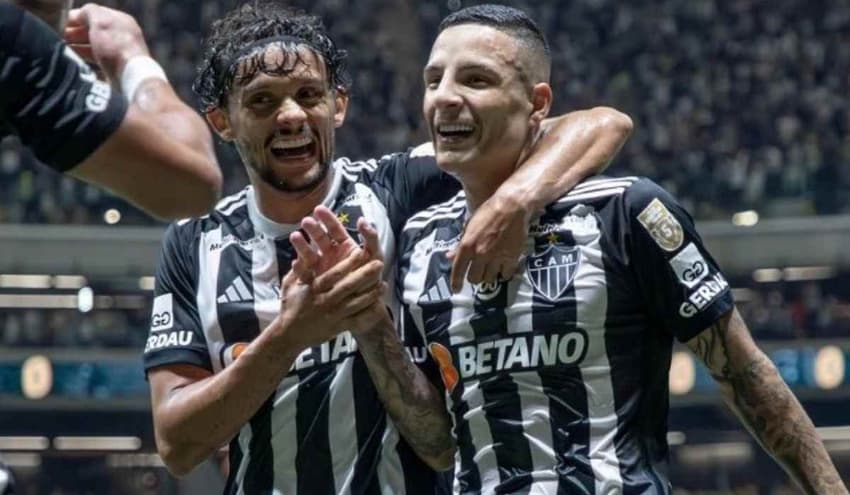 Gustavo Scarpa e Guilherme Arana voltam após suspensão (Foto: Pedro Souza / Atlético)