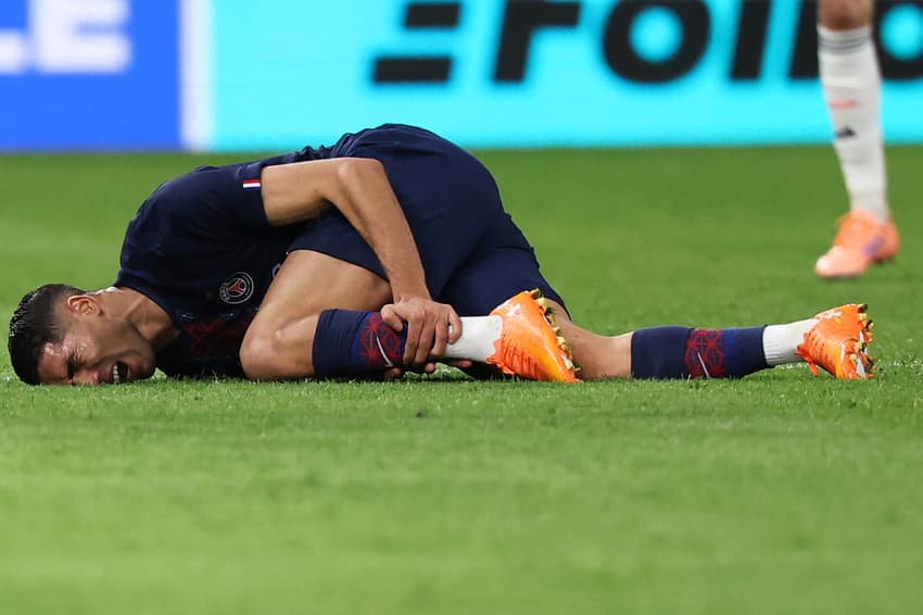 Achraf Hakimi, do PSG, se lesiona durante a partida contra o Bayern de Munique, válida pela Champions League 2025/26 (Foto: Anne-Christine Poujoulat/AFP)