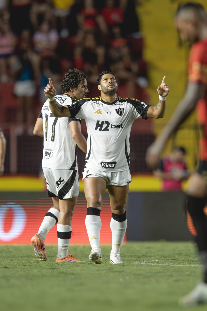 Hulk marca de falta diante do Sport (Foto: Pedro Souza / Atlético)