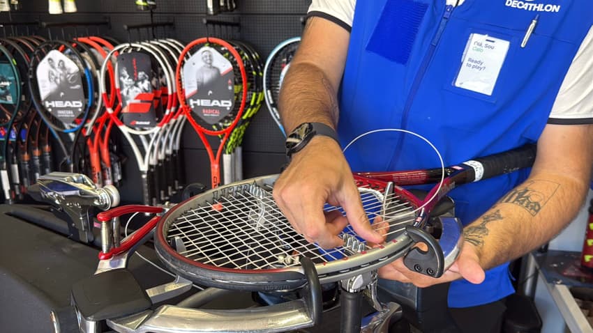 Um dos detalhes do encordoamento de uma raquete de tênis (Foto: Gustavo Loio)