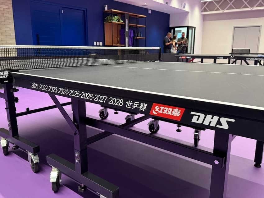 Lateral indica validade das mesas do clube de Hugo Calderano para mundiais (Foto: Kauhan Fiaux / Lance!)