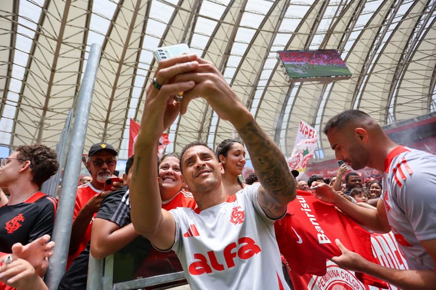 Alan Patrick tira foto com torcedores no Gigante. (Foto: Divulgação/ Internacional)
