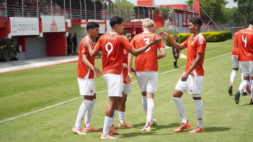 Internacional sub-17 comemora gol