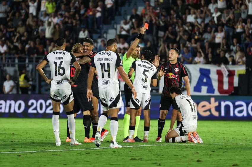 Expulsão de Igor Gomes contra o Bragantino (Foto: Vitor Vidal/Gazeta Press)