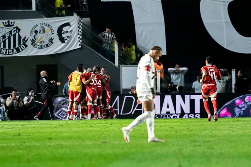 Internacional e Santos duelam para fugir do rebaixamento no Brasileirão